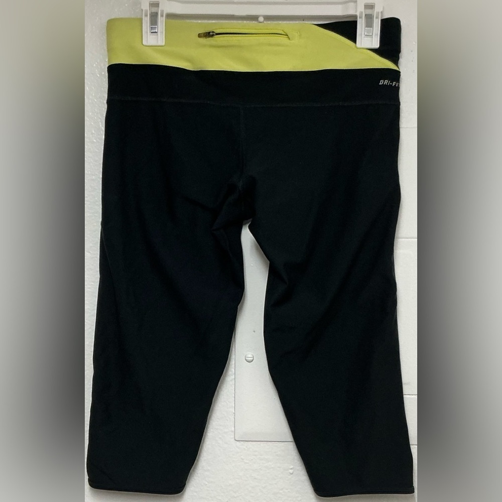 Nike Dri-Fit Women’s Capri Leggings with Reflective Accents Sz M - Picture 2 of 5